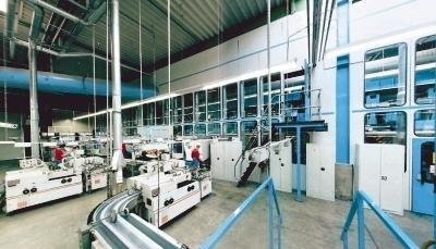 Auf Tiefdruckmaschinen wie dieser bei Print-Forum in Sinsheim werden in der Regel Produkte in hohen Auflagen gedruckt, die hohe Anforderungen an die Farbqualität stellen. Fotos: Print-Forum Auf Tiefdruckmaschinen wie dieser bei Print-Forum in Sinsheim werden in der Regel Produkte in hohen Auflagen gedruckt, die hohe Anforderungen an die Farbqualität stellen. Fotos: Print-Forum