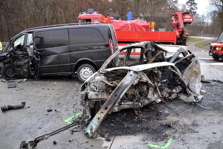 Das Wrack eines Pkw liegt auf der Autobahn 5 nahe Bruchsal (Kreis Karlsruhe) neben einem Transporter. Ein Mann ist am Sonntagmorgen auf der A 5 bei einem Unfall ums Leben gekommen - drei Menschen erlitten leichte Verletzungen.