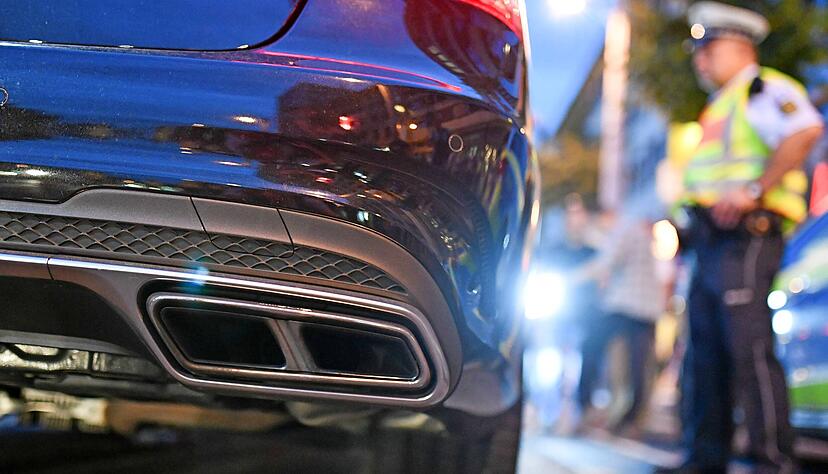 Polizeibeamte in Mannheim kontrollieren sogenannte Autoposer. Sie veredeln ihr Fahrzeug nicht. Bei ihnen geht es ums Präsentieren und Provozieren.
Foto: dpa Polizeibeamte in Mannheim kontrollieren sogenannte Autoposer. Sie veredeln ihr Fahrzeug nicht. Bei ihnen geht es ums Präsentieren und Provozieren.
Foto: dpa