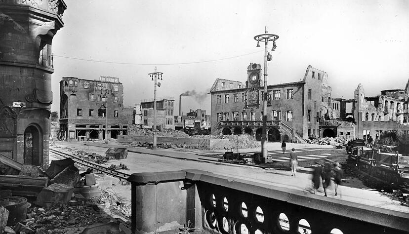 Zusammengestellt von Archiv und Dokumentation der Heilbronner Stimme 
Das am 4. Dezember 1944  im Bombenhagel des Zweiten Weltkriegs zerstörte Rathaus, Kaiserstraße und Marktplatz im Sommer 1946. Einigkeit herrscht über den Wiederaufbau des Rathauses; im November 1949 beschließt der Gemeinderat den ersten Bauabschnitt, das historische Gebäude.