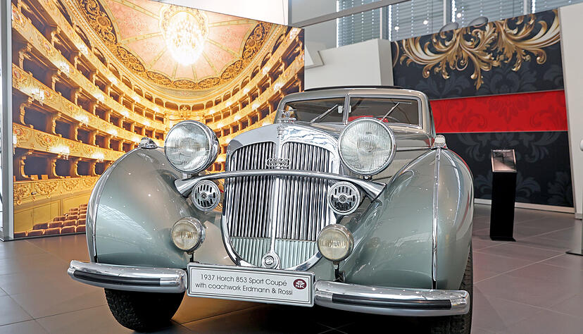 Glanzstück der Ausstellung „Ganz große Oper – 125 Jahre Horch“ im Audi Forum Neckarsulm ist der Nachbau des 1937er Sport-Coupes „Manuela“ vor dem „Teatro nacional de São Carlos“ in Lissabon.