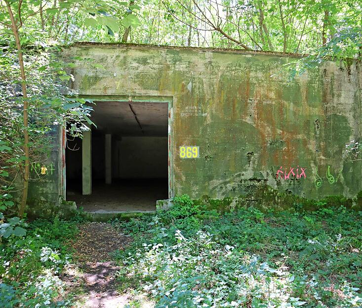 Rainer Barth nennt diesen Bau den „Abi-Bunker“, weil hier in der Vergangenheit die ein oder andere Party stattgefunden hat.