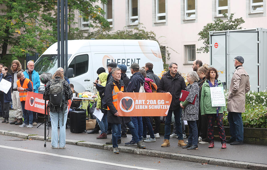 Die Klimaaktivisten protestieren gegen ein Gerichtsurteil gegen fünf ihrer Mitglieder. Die Klimaaktivisten protestieren gegen ein Gerichtsurteil gegen fünf ihrer Mitglieder.