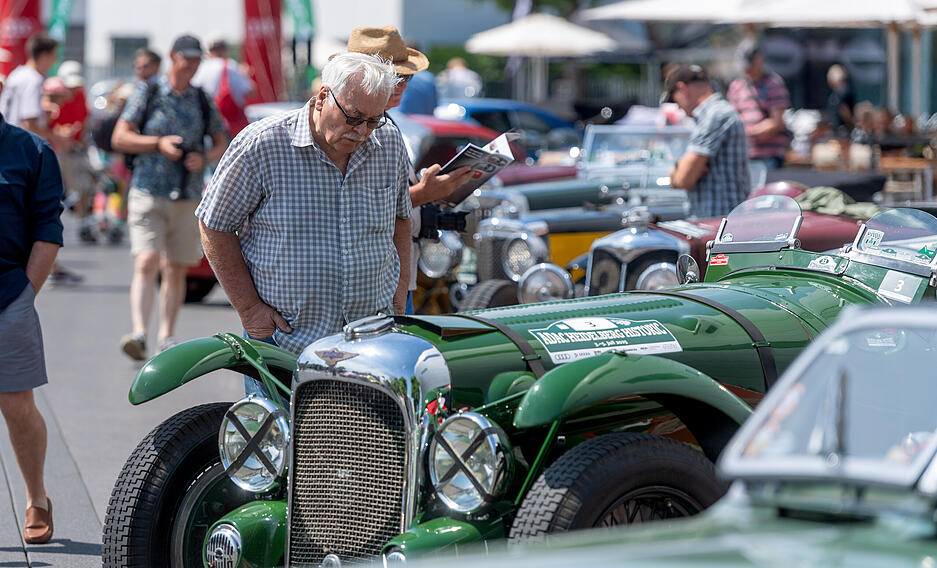 Besucher konnten die Oldtimer im Rahmen der Rallye "ADAC Heidelberg Historic" am Audi Forum Neckarsulm betrachten.