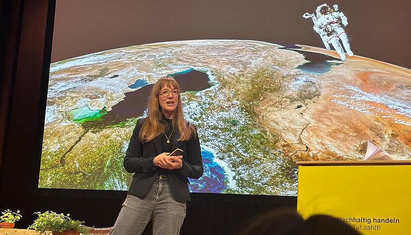 Insa Thiele-Eich berichtet beim Treffen des Klimabündnisses BW über ihr Engagement als Meteorologin und ihr Ziel, Astronautin zu werden.