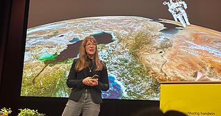 Insa Thiele-Eich berichtet beim Treffen des Klimabündnisses BW über ihr Engagement als Meteorologin und ihr Ziel, Astronautin zu werden.