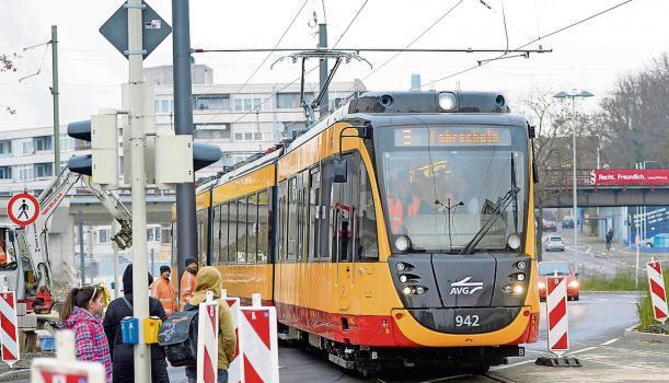 Eine Stadtbahn der neuen Generation auf Probefahrt beim S&uuml;lmertor. Noch werden Fahrer geschult. Am 15. Dezember beginnt der Fahrbetrieb.Foto: Mario Berger