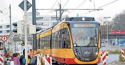 Eine Stadtbahn der neuen Generation auf Probefahrt beim S&uuml;lmertor. Noch werden Fahrer geschult. Am 15. Dezember beginnt der Fahrbetrieb.Foto: Mario Berger