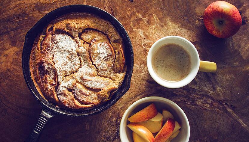 Luftige Leckerei aus dem Backofen: Für den Pancake wird der Teig über die Apfelscheiben gegossen und in der Röhre gebacken. Mehr Süße ist nicht drin, kann aber später durch Ahornsirup oder Puderzucker ergänzt werden. Luftige Leckerei aus dem Backofen: Für den Pancake wird der Teig über die Apfelscheiben gegossen und in der Röhre gebacken. Mehr Süße ist nicht drin, kann aber später durch Ahornsirup oder Puderzucker ergänzt werden.