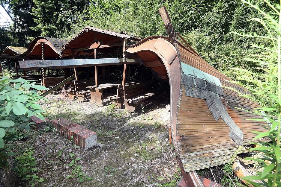 Die überdachten Sitzmöglichkeiten im Biergarten sind in desolatem Zustand. Aufnahme aus dem Jahr 2017. Die überdachten Sitzmöglichkeiten im Biergarten sind in desolatem Zustand. Aufnahme aus dem Jahr 2017.