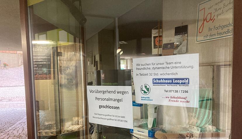 Solche Schilder wie in Bad Wimpfen sieht man derzeit an vielen L&auml;den und Gesch&auml;ften.