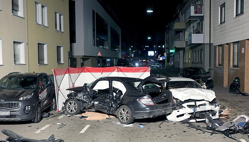 Bei dem Unfall am 12. Februar 2023 starb der Fahrer des schwarzen Mercedes am Unfallort. Bei dem Unfall am 12. Februar 2023 starb der Fahrer des schwarzen Mercedes am Unfallort.