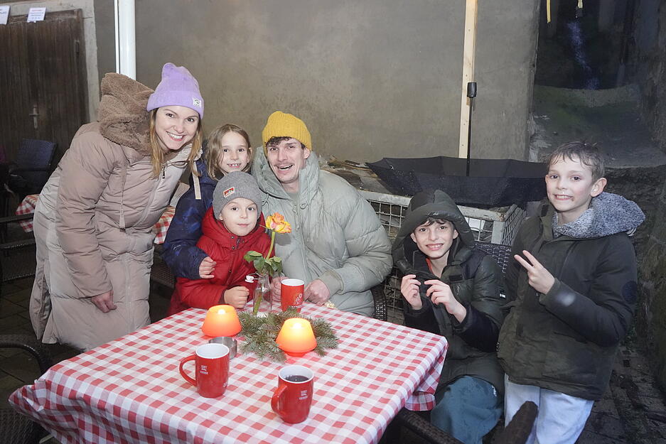 Besucher genießen regionale Spezialitäten auf dem Forchtenberger Weihnachtsmarkt.