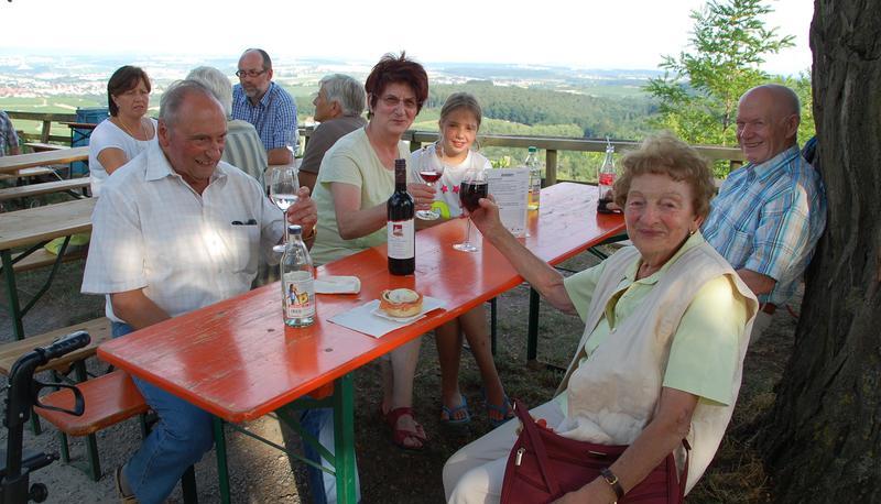 Während des dreitägigen Festbetriebs genossen die Gäste bei edlen Tropfen die schöne Aussicht vom Cleebronner Hausberg.