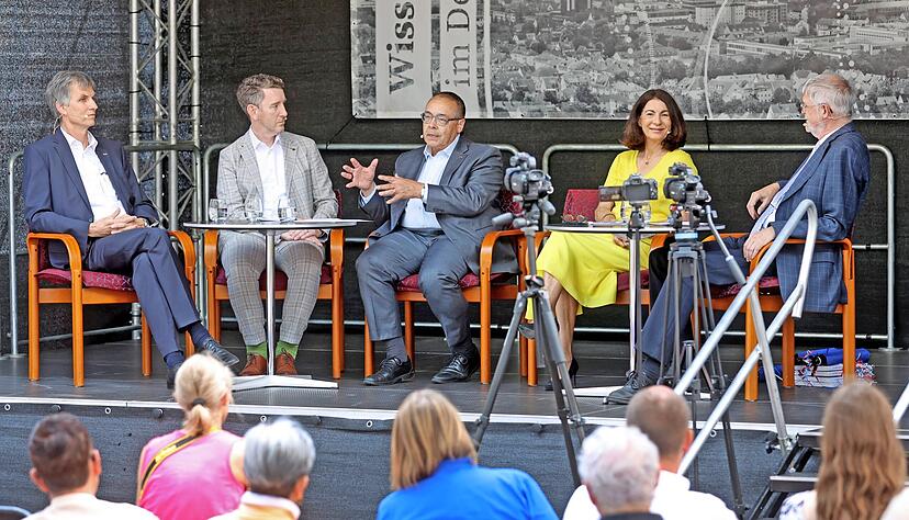 Vier Professoren und eine Professorin auf der Bühne (v.l.): Oliver Lenzen, Boris Alexander Kühnle, Helmut Krcmar und Nicole Graf mit Christhard Schrenk.
Foto: Ralf Seidel Vier Professoren und eine Professorin auf der Bühne (v.l.): Oliver Lenzen, Boris Alexander Kühnle, Helmut Krcmar und Nicole Graf mit Christhard Schrenk.
Foto: Ralf Seidel