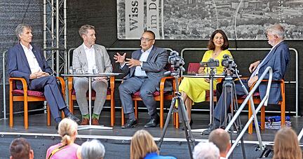 Vier Professoren und eine Professorin auf der Bühne (v.l.): Oliver Lenzen, Boris Alexander Kühnle, Helmut Krcmar und Nicole Graf mit Christhard Schrenk.
Foto: Ralf Seidel