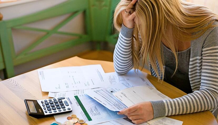 Wenn man angesichts seiner Zahlungsverpflichtungen verzweifelt, ist es sicher keine L&ouml;sung, die Mahnungen zu ignorieren. Ein Termin bei einer Schuldnerberatung kann ein erster Schritt aus der Misere sein.
Foto: Gina Sanders/stock.adobe.com