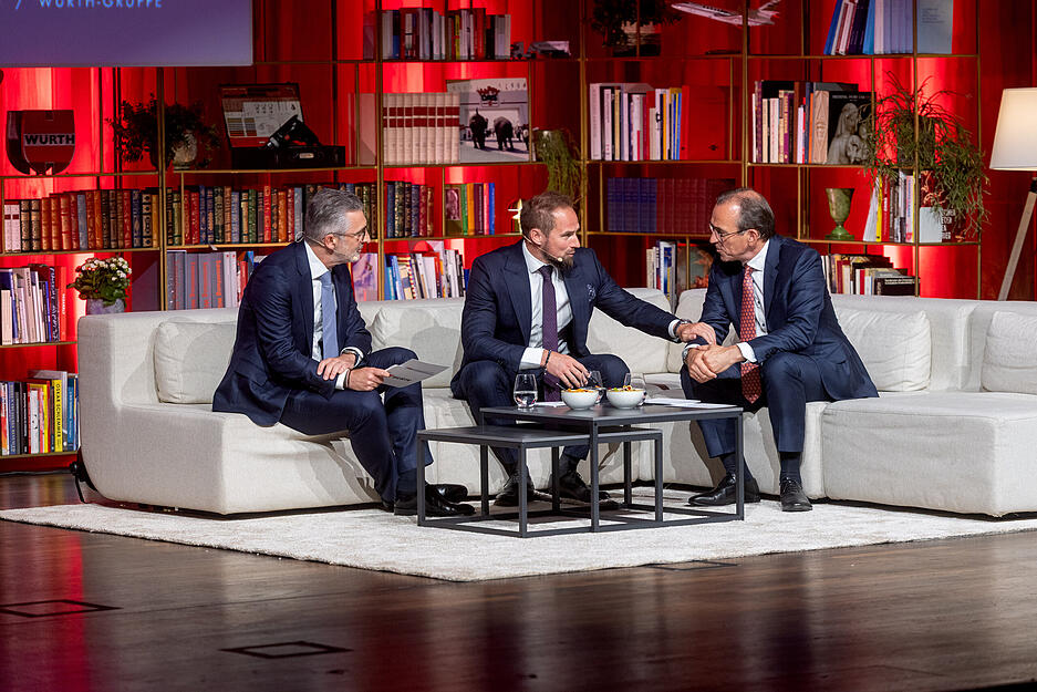 Im Plausch auf dem Sofa warfen sich Robert Friedmann, Benjamin Würth und Norbert Heckmann die Bälle zu und gaben immer wieder kleine Anekdoten zum Besten, sprachen von großem Vertrauen und Augenhöhe. „Auch wenn ich anderer Meinung bin, hört mir Opa wirklich zu“, sagte Benjamin Würth. Im Plausch auf dem Sofa warfen sich Robert Friedmann, Benjamin Würth und Norbert Heckmann die Bälle zu und gaben immer wieder kleine Anekdoten zum Besten, sprachen von großem Vertrauen und Augenhöhe. „Auch wenn ich anderer Meinung bin, hört mir Opa wirklich zu“, sagte Benjamin Würth.