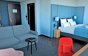 Zimmer mit Aussicht: In einer der vier Suiten des neu eröffneten Hotels lässt es sich gut leben.
