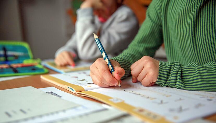 Für den Schulstart muss ein Schreibtisch nicht riesig sein: Ein kleinerer Schreibtisch hilft, Ordnung zu halten und fördert die Konzentration. Für den Schulstart muss ein Schreibtisch nicht riesig sein: Ein kleinerer Schreibtisch hilft, Ordnung zu halten und fördert die Konzentration.