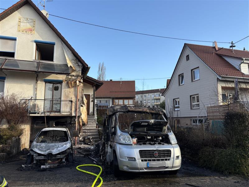 Auch ein angrenzendes Wohnhaus wurde bei den Explosionen stark besch&auml;digt.