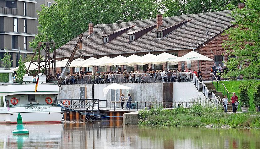 Die ehemalige Werft der Reederei Schwaben wurde zur Buga in ein Lokal mit Terrasse umgebaut. Der Zuspruch ist enorm. Nach der Gartenschau soll es mit einem neuen Konzept weitergehen.
Foto: Ekkehart Nupnau Die ehemalige Werft der Reederei Schwaben wurde zur Buga in ein Lokal mit Terrasse umgebaut. Der Zuspruch ist enorm. Nach der Gartenschau soll es mit einem neuen Konzept weitergehen.
Foto: Ekkehart Nupnau