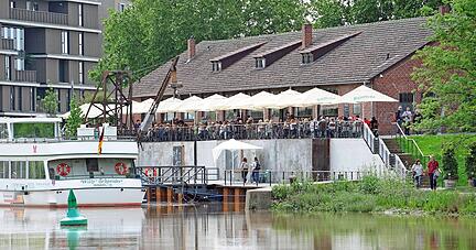 Die ehemalige Werft der Reederei Schwaben wurde zur Buga in ein Lokal mit Terrasse umgebaut. Der Zuspruch ist enorm. Nach der Gartenschau soll es mit einem neuen Konzept weitergehen.
Foto: Ekkehart Nupnau