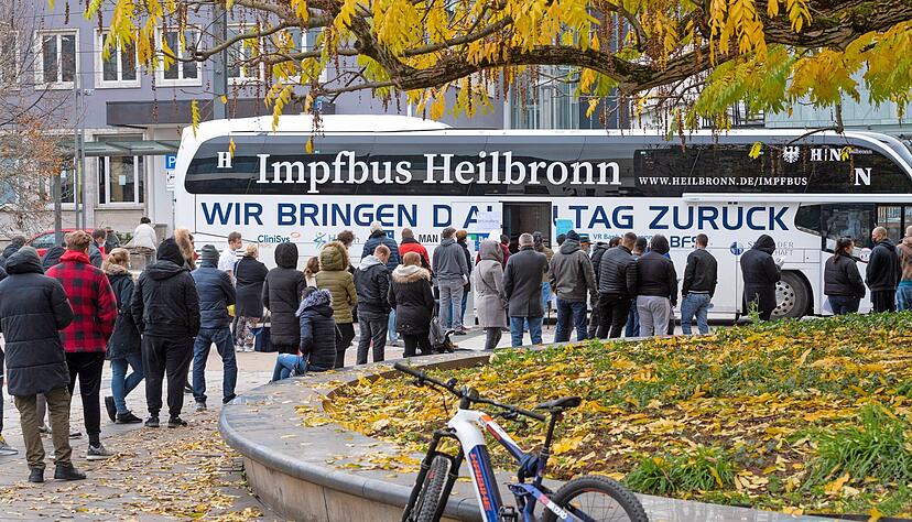 Die Nachfrage nach Impfungen, hier die Aktion des Heilbronner Impfbusses am 20. November, ist in den vergangenen Wochen stark gestiegen.
Foto: Archiv/Mario Berger Die Nachfrage nach Impfungen, hier die Aktion des Heilbronner Impfbusses am 20. November, ist in den vergangenen Wochen stark gestiegen.
Foto: Archiv/Mario Berger