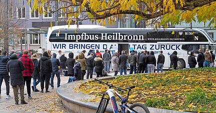 Die Nachfrage nach Impfungen, hier die Aktion des Heilbronner Impfbusses am 20. November, ist in den vergangenen Wochen stark gestiegen.
Foto: Archiv/Mario Berger