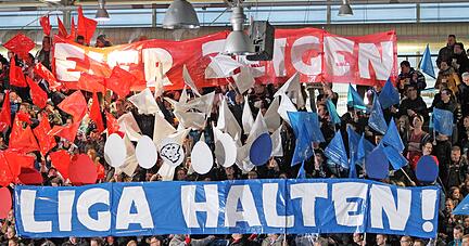 Die Botschaft der Fans war im April 2015 unmissverständlich − trotzdem stiegen die Falken sportlich ab. Dennoch blieb Heilbronn Zweitligist.
Foto: Archiv/Veigel