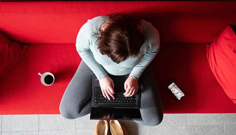 Arbeitnehmer im Homeoffice m&uuml;ssen sich bei Feiertagen nach den gesetzlichen Regelungen ihres Wohnortes richten, nicht nach dem Standort des Unternehmens.