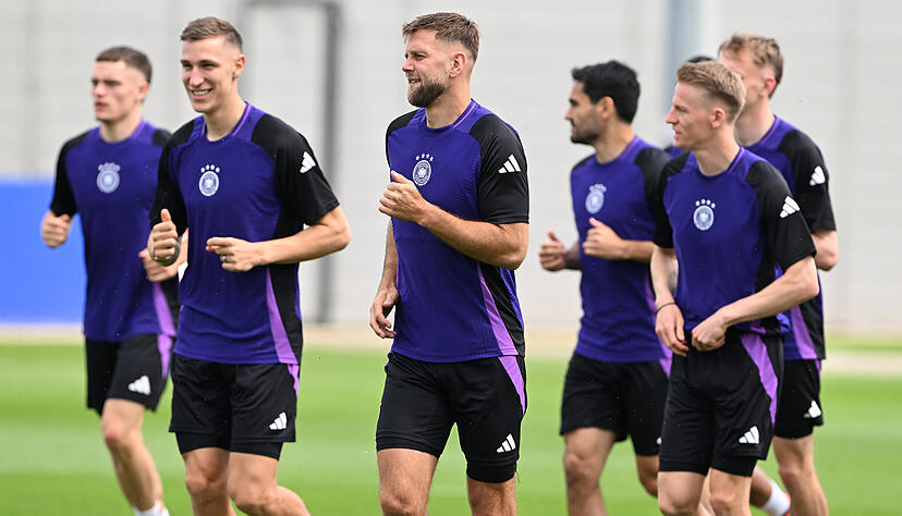 Abschlusstraining Nationalmannschaft vor dem Achtelfinale, Niclas F&uuml;llkrug (M) und seine Teamgef&auml;hrten (l-r) Florian Wirtz, Nico Schlotterbeck, Ilkay G&uuml;ndogan und Chris F&uuml;hrich laufen im Training.