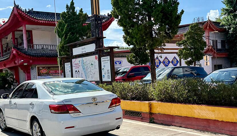 Die meisten Autos in der dubiosen Golden Triangle Special Economic Zone haben nicht einmal Nummernschilder. Die meisten Autos in der dubiosen Golden Triangle Special Economic Zone haben nicht einmal Nummernschilder.