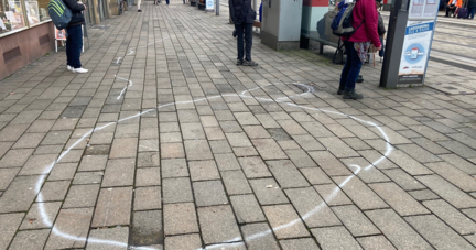 Die Markierungen der Polizei ziehen sich vom Marktplatz bis in die Fischergasse. Es sind Dutzende. Überall zeugen noch Blutspuren und -tropfen vom Geschehen.