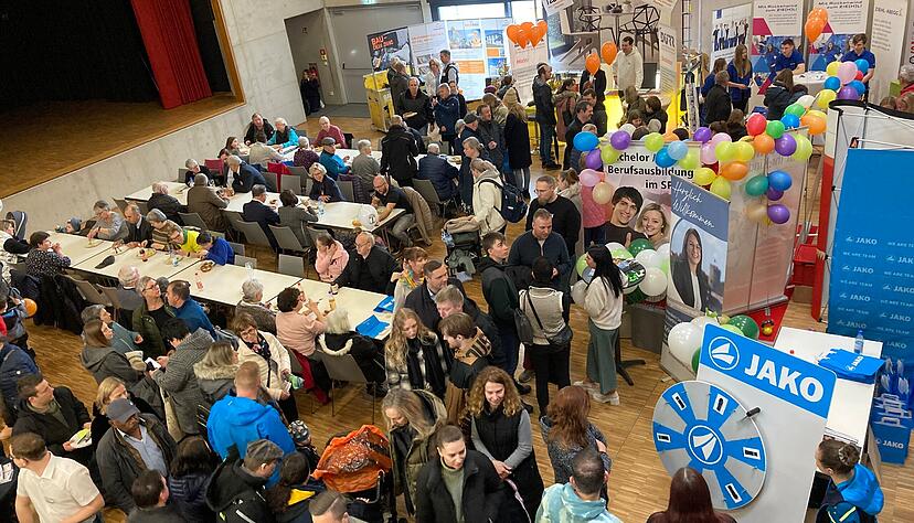 Im Bürgerhaus präsentieren sich 27 Betriebe aus der näheren Region, um zusammen über 80 Ausbildungsberufe und duale Studiengänge vorzustellen. Im Bürgerhaus präsentieren sich 27 Betriebe aus der näheren Region, um zusammen über 80 Ausbildungsberufe und duale Studiengänge vorzustellen.