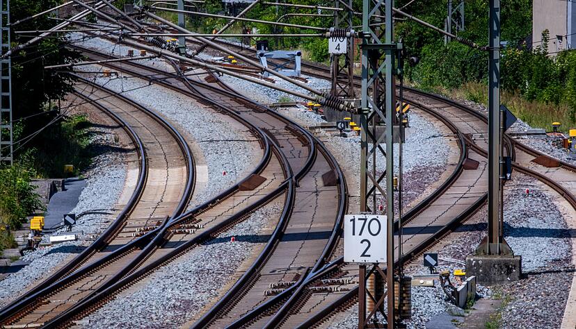 Der Bund gibt inzwischen deutlich mehr Geld f&uuml;r die Verbesserung des Schienennetzes aus. Allein 2,2 Milliarden Euro flie&szlig;en in die Komplettsanierung der Strecke Hamburg-Berlin. (Archivbild)