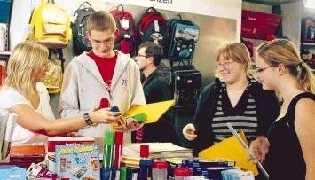 Jugendliche auf Einkaufstour: Wie hier bei Büro Breuninger in Künzelsau war gestern in den Schreibwarengeschäften viel los.Foto: Michael Schwarz Jugendliche auf Einkaufstour: Wie hier bei Büro Breuninger in Künzelsau war gestern in den Schreibwarengeschäften viel los.Foto: Michael Schwarz