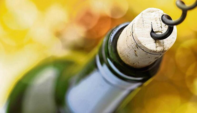 Nur noch ein F&uuml;nftel der 1,1 Milliarden Weinflaschen, die pro Jahr in Deutschland abgef&uuml;llt werden, sind verkorkt. 2003 waren es noch zwei Drittel.Foto: Brian Jacket/Fotolia
