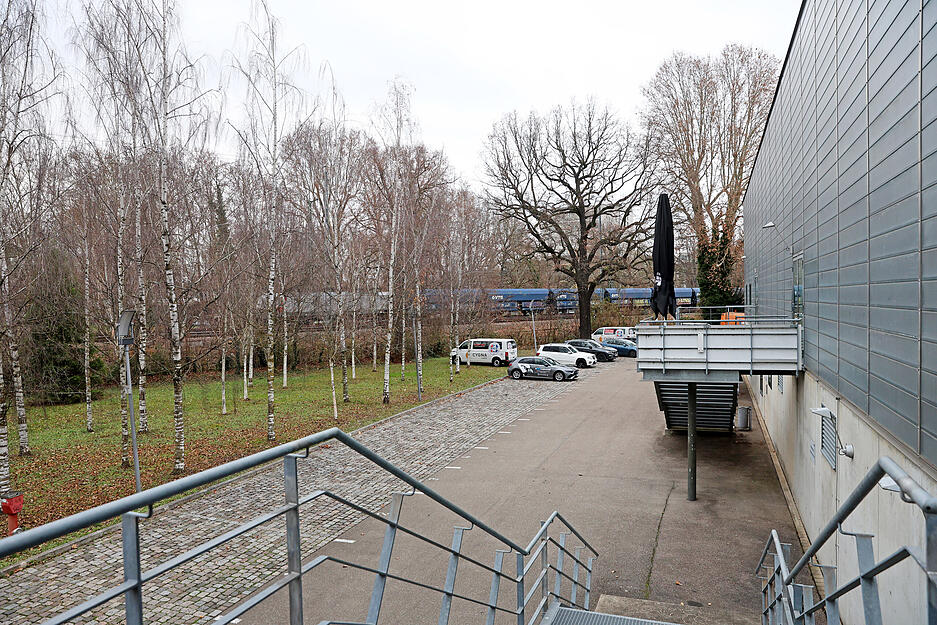 Seiteneingang der Heilbronner Eishalle. Die Heimspielstätte der Heilbronner Falken befindet sich zwischen Rollschuhhalle und Soleo.