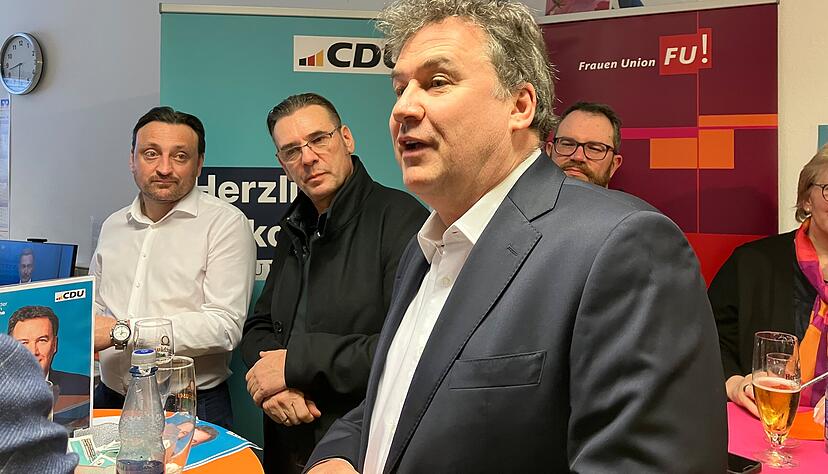 20.30 Uhr: CDU-Kandidat Christian von Stetten (vorne, Wahlkreis Schwäbisch Hall – Hohenlohe) erfährt, dass er sein Bundestagsmandat sicher hat. 20.30 Uhr: CDU-Kandidat Christian von Stetten (vorne, Wahlkreis Schwäbisch Hall – Hohenlohe) erfährt, dass er sein Bundestagsmandat sicher hat.