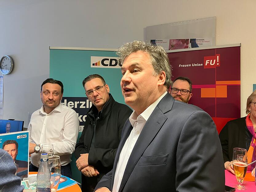 20.30 Uhr: CDU-Kandidat Christian von Stetten (vorne, Wahlkreis Schwäbisch Hall – Hohenlohe) erfährt, dass er sein Bundestagsmandat sicher hat.