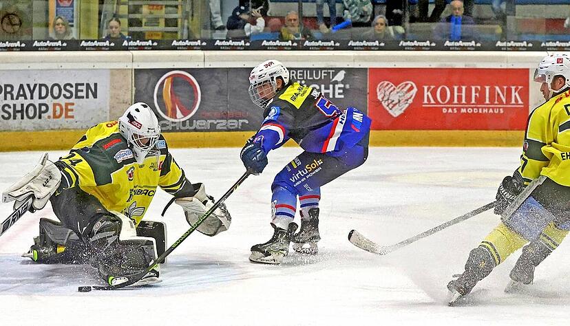 Im bisher einzigen Heimspiel der Finalserie entt&auml;uschten die Eisb&auml;ren Heilbronn ihren Trainer. In dieser Szene trifft Yosuke Jumonju zum 1:1, am Ende stand nach schlechtem Auftritt aber eine 2:3-Niederlage nach Verl&auml;ngerung.
Foto: Ralf Seidel