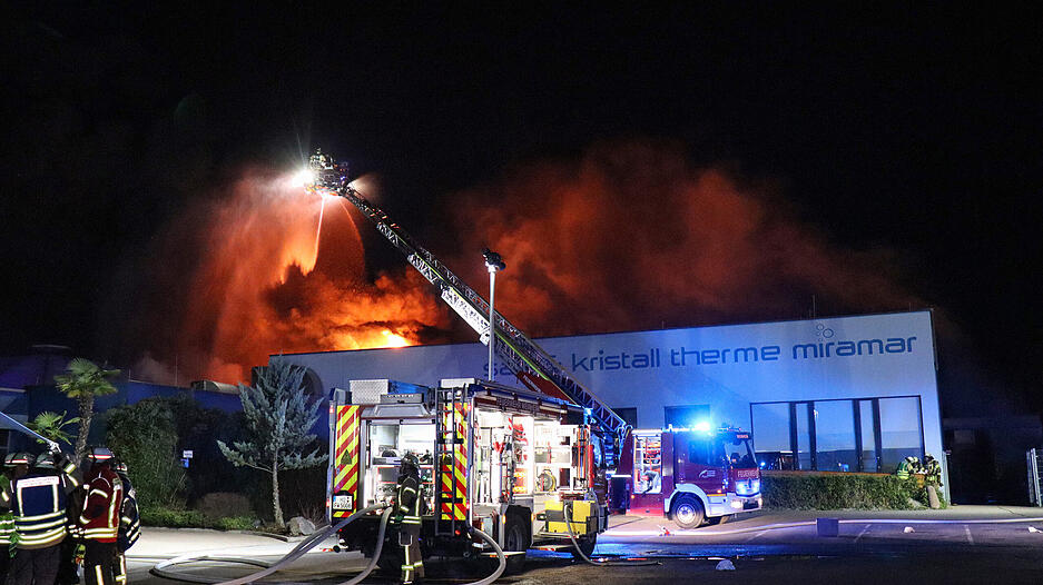 Einsatzkräfte der Feuerwehr löschten den Brand. Die Therme des Erlebnisbades Miramar wurde fast vollständig zerstört. Die Polizei ermittelt weiter zur Brandursache.