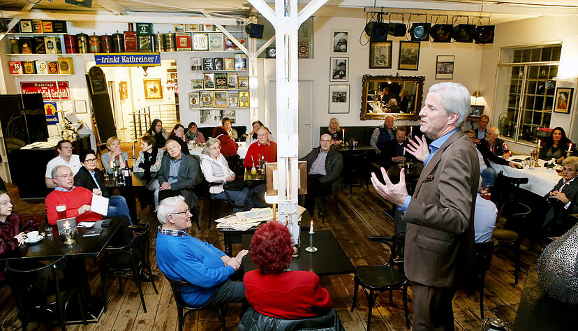 HSt-Chefredakteur Uwe Ralf Heer im Gespr&auml;ch mit B&uuml;rgern. Foto: Seidel