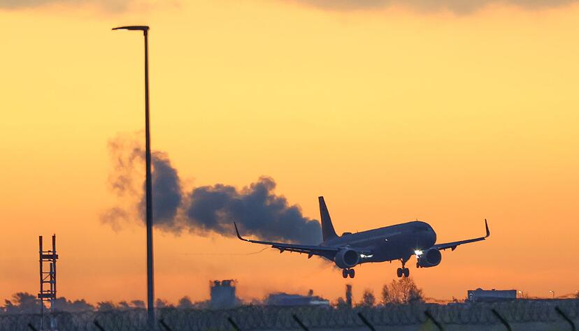 Ein Airbus der Luftwaffe landet am Morgen mit aus dem Sudan evakuierten Menschen auf dem Flughafen BER.