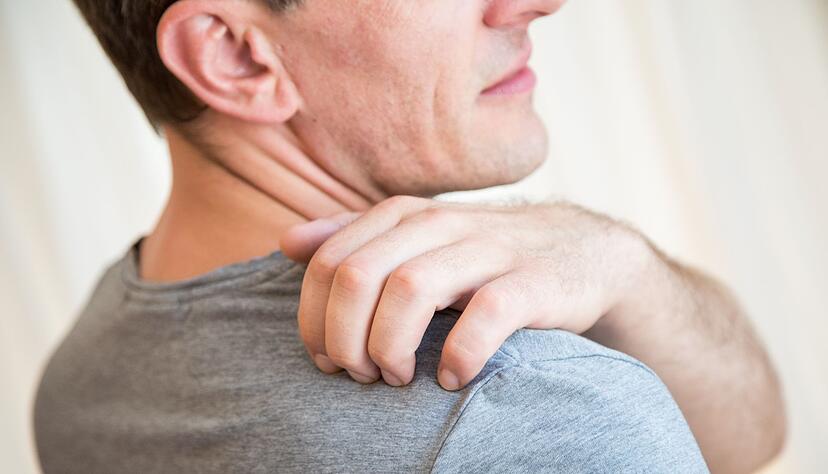 Ein oft qu&auml;lender Juckreiz geh&ouml;rt f&uuml;r Neurodermitis-Patienten zum Alltag.