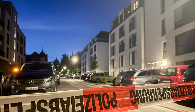 In einer Wohnung in Lahr findet die Polizei am Mittwoch, dem 14. Mai 2025, zwei Leichen - und eine Waffe.