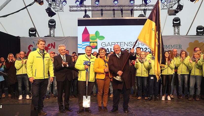 Mit einer feierlichen Zeremonie wurde der Gartenschau-Spaten an Balingen abgegeben. Dort wird n&auml;chstes Jahr die Gartenschau ausgerichtet.