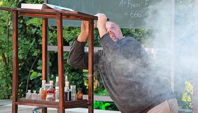 Faust (Uli Stier) tritt mit den Geistern in Verbindung, zweifelt an sich und seinem Verstand und will sich schließlich umbringen.