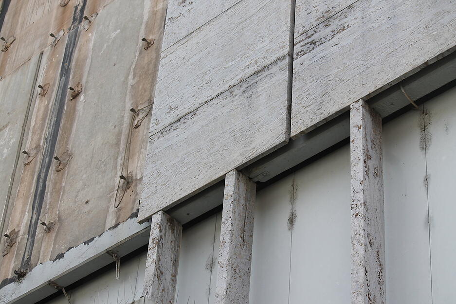 Als nächstes soll das Gebäude aus Korrosionsgründen gestrichen werden. Als nächstes soll das Gebäude aus Korrosionsgründen gestrichen werden.